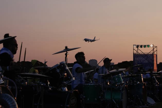 Drummers seek the Guinness World Record with more than 400 drums playing simultaneously in Buenos Aires BUENOS AIRES, ARGENTINA - MAY 30: More than 400 drummers perform simultaneously during the new edition of the Baterias a la Plaza festival at Parque Arroyo Vega in Buenos Aires, Argentina, on May 30, 2026. The event gathered musicians from across the country to share a unique open-air musical experience alongside influential figures of the Argentine drumming scene, as participants played synchronized patterns to create a collective soundscape. Luciano Gonzalez Anadolu Buenos Aires Argentina. Editorial use only. Please get in touch for any other usage.  Copyright: x2026xAnadoluxLucianoxGonzalezx