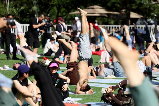 BEIJING, CHINA - MAY 30: Yoga enthusiasts practice yoga at the foot of Huanghuacheng Lakeside Great Wall on May 30, 2026 in Beijing, China. Athleisure brand Lululemon hosted a yoga carnival in Beijing, featuring various classes that blended Tai Chi with yoga.  Copyright: xChinaxNewsxServicex 111645181470