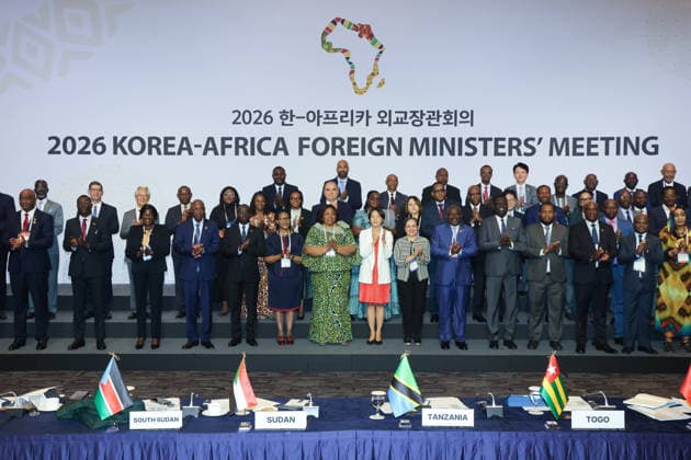 Korea-Africa foreign ministers meeting in Seoul Korea-Africa foreign ministers meeting in Seoul Attendants of the Korea-Africa Foreign Ministers Meeting pose for a photo during the opening ceremony in Seoul on May 31, 2026. (Yonhap) 2026-05-31 16:45:29 < 1980-2026 YONHAPNEWS AGENCY. .> ¼­¿ïÆ¯º°½Ã EDITORIAL USE ONLY  Copyright: xx PYH2026053109630032000 YonhapxNewsx yonphotos252827