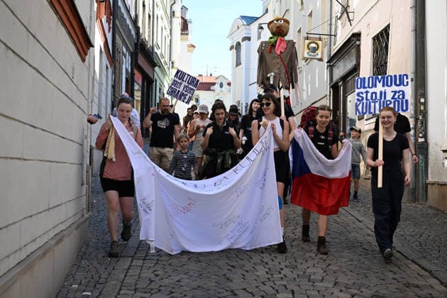 The We Stand for Culture (Stojime za kulturou) initiative launched a march to Prague in the centre of Olomouc on 31 May 2026 in response to the government s moves to cut funding for culture and public media. Participants will visit regional cultural centres along the 331.5 kilometre route, where debates and an accompanying artistic programme will take place. The march will culminate on 15 June 2026 in Prague. (CTKxPhoto LudekxPerina) CTKPhotoP2026053101851  CTKPhotoP2026053101851