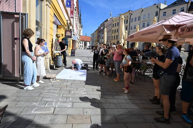 The We Stand for Culture (Stojime za kulturou) initiative launched a march to Prague in the centre of Olomouc on 31 May 2026 in response to the government s moves to cut funding for culture and public media. Participants will visit regional cultural centres along the 331.5 kilometre route, where debates and an accompanying artistic programme will take place. The march will culminate on 15 June 2026 in Prague. (CTKxPhoto LudekxPerina) CTKPhotoP2026053101862  CTKPhotoP2026053101862