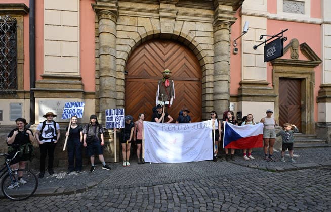 The We Stand for Culture (Stojime za kulturou) initiative launched a march to Prague in the centre of Olomouc on 31 May 2026 in response to the government s moves to cut funding for culture and public media. Participants will visit regional cultural centres along the 331.5 kilometre route, where debates and an accompanying artistic programme will take place. The march will culminate on 15 June 2026 in Prague. (CTKxPhoto LudekxPerina) CTKPhotoP2026053101868  CTKPhotoP2026053101868