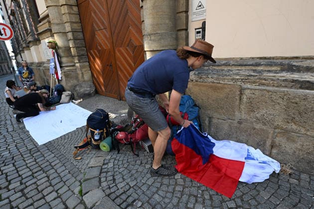 The We Stand for Culture (Stojime za kulturou) initiative launched a march to Prague in the centre of Olomouc on 31 May 2026 in response to the government s moves to cut funding for culture and public media. Participants will visit regional cultural centres along the 331.5 kilometre route, where debates and an accompanying artistic programme will take place. The march will culminate on 15 June 2026 in Prague. (CTKxPhoto LudekxPerina) CTKPhotoP2026053101876  CTKPhotoP2026053101876