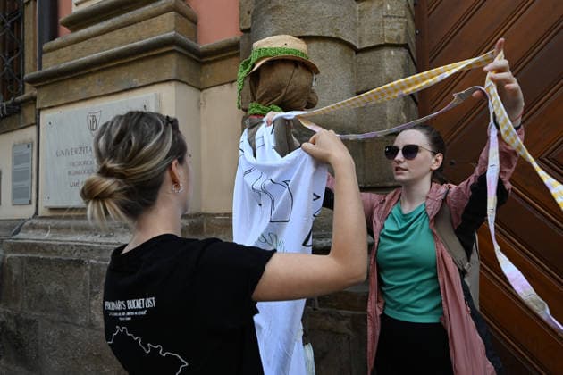 The We Stand for Culture (Stojime za kulturou) initiative launched a march to Prague in the centre of Olomouc on 31 May 2026 in response to the government s moves to cut funding for culture and public media. Participants will visit regional cultural centres along the 331.5 kilometre route, where debates and an accompanying artistic programme will take place. The march will culminate on 15 June 2026 in Prague. (CTKxPhoto LudekxPerina) CTKPhotoP2026053101885  CTKPhotoP2026053101885