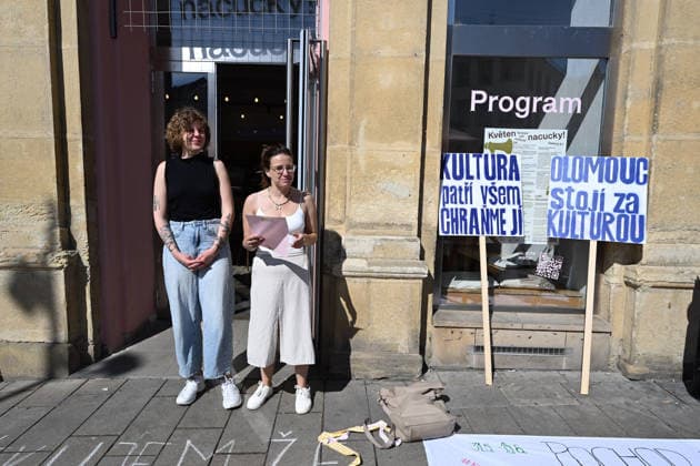 The We Stand for Culture (Stojime za kulturou) initiative launched a march to Prague in the centre of Olomouc on 31 May 2026 in response to the government s moves to cut funding for culture and public media. Participants will visit regional cultural centres along the 331.5 kilometre route, where debates and an accompanying artistic programme will take place. The march will culminate on 15 June 2026 in Prague. (CTKxPhoto LudekxPerina) CTKPhotoP2026053101904  CTKPhotoP2026053101904