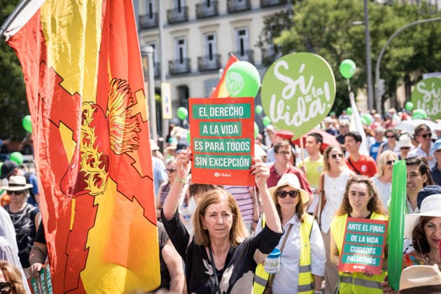 March Yes to Life in Madrid Demonstrators carry banners with slogans Yes to life and The right to life is for everyone without exception during a demonstration against the shielding of abortion in the Constitution and the euthanasia law, on May 31, 2026, in Madrid Spain The Plataforma Sí a la Vida, made up of more than 500 associations, calls the demonstration under the slogan March Yes to Life to demand the repeal of anti-life laws and protest against the protection of abortion in the Constitution and against the euthanasia law 31 MAY 2026 ANTI-ABORTION DEMONSTRATION EUTHANASIA PRO-LIFE Diego Radamé Madrid Madrid Spain  Copyright: xDiegoxRadamÃ sx 7561828
