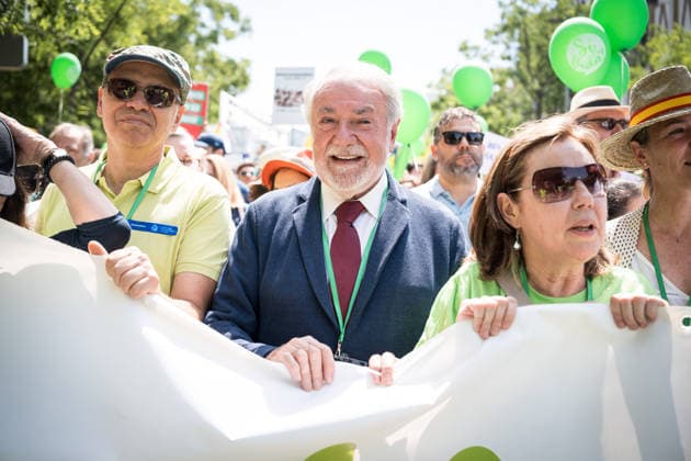 March Yes to Life in Madrid Former Minister of the Interior Jaime Mayor Oreja c during a demonstration against the shielding of abortion in the Constitution and the euthanasia law, on May 31, 2026, in Madrid Spain The Plataforma Sí a la Vida, made up of more than 500 associations, is calling for a demonstration under the slogan March Yes to Life to demand the repeal of anti-life laws and to protest against the shielding of abortion in the Constitution and the euthanasia law, calls the demonstration under the slogan March Yes to Life to call for the repeal of the anti-life laws and to protest against the protection of abortion in the Constitution and against the euthanasia law 31 MAY 2026 ANTI-ABORTION DEMONSTRATION EUTHANASIA PROVIDA Diego  Copyright: xDiegoxRadamÃ sx 7561837