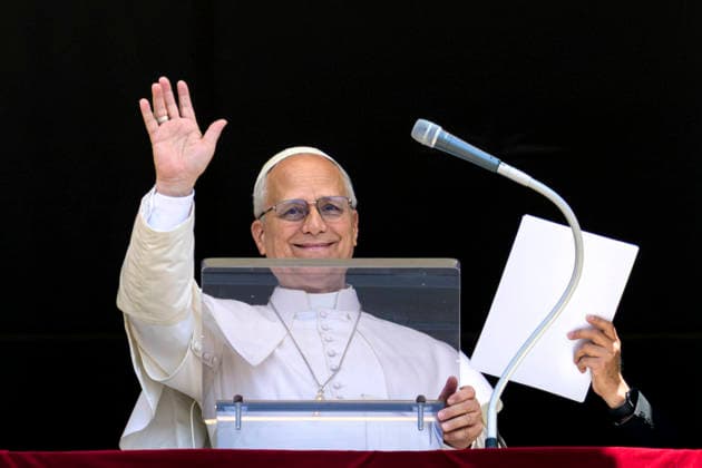 ITALY - POPE LEO XIV WAVES RO THE CROWD FROM THE WINDOW OF THE APOSTOLIC PALACE OVERLOOKING ST PETER S SQUARE DURING THE ANGELUS PRAYER AT THE VATICAN- 2026 5 31 Italy, Rome, Vatican, 2026 5 31.Pope Leo XIV waves to the crowd from the window of the apostolic palace overlooking St. Peter s square during the Angelus prayer in the Vatican EDITORIAL USE ONLY - NO BOOKS Copyright: xVATICANxMEDIAx