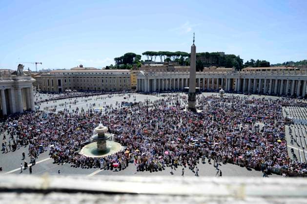 ITALY - POPE LEO XIV WAVES RO THE CROWD FROM THE WINDOW OF THE APOSTOLIC PALACE OVERLOOKING ST PETER S SQUARE DURING THE ANGELUS PRAYER AT THE VATICAN- 2026 5 31 Italy, Rome, Vatican, 2026 5 31.Pope Leo XIV waves to the crowd from the window of the apostolic palace overlooking St. Peter s square during the Angelus prayer in the Vatican EDITORIAL USE ONLY - NO BOOKS Copyright: xVATICANxMEDIAx
