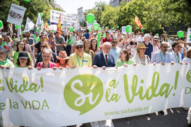 March Yes to Life in Madrid Former Minister of the Interior Jaime Mayor Oreja c during a demonstration against the shielding of abortion in the Constitution and the euthanasia law, on May 31, 2026, in Madrid Spain The Plataforma Sí a la Vida, made up of more than 500 associations, is calling for a demonstration under the slogan March Yes to Life to demand the repeal of anti-life laws and to protest against the shielding of abortion in the Constitution and the euthanasia law, calls the demonstration under the slogan March Yes to Life to call for the repeal of the anti-life laws and to protest against the protection of abortion in the Constitution and against the euthanasia law 31 MAY 2026 ANTI-ABORTION DEMONSTRATION EUTHANASIA PROVIDA Diego  Copyright: xDiegoxRadamÃ sx 7561839