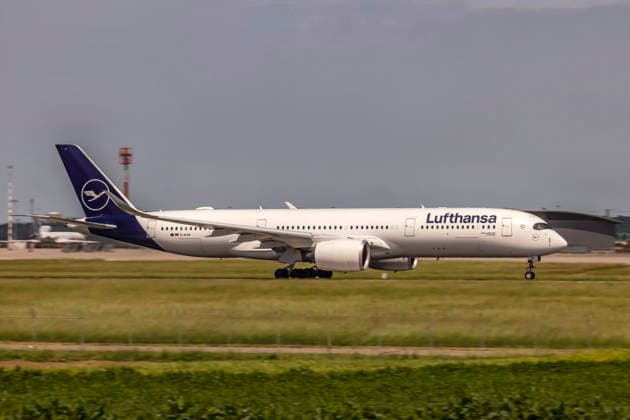 Airbus A350 am Flughafen Stuttgart. Der seltene Gast wurd nach einer Drohnensichtung am Flughafen München umgeleitet. LUFTFAHRZEUGKENNZEICHEN: D-AIXW, Lufthansa, Airbus A350-900, named LEVERKUSEN. 30.05.2026, Stuttgart, Baden-Württemberg, Deutschland *** Airbus A350 at Stuttgart Airport The rare guest was diverted after a drone sighting at Munich Airport AIRCRAFT ID D AIXW, Lufthansa, Airbus A350 900, named LEVERKUSEN 30 05 2026, Stuttgart, Baden Württemberg, Germany