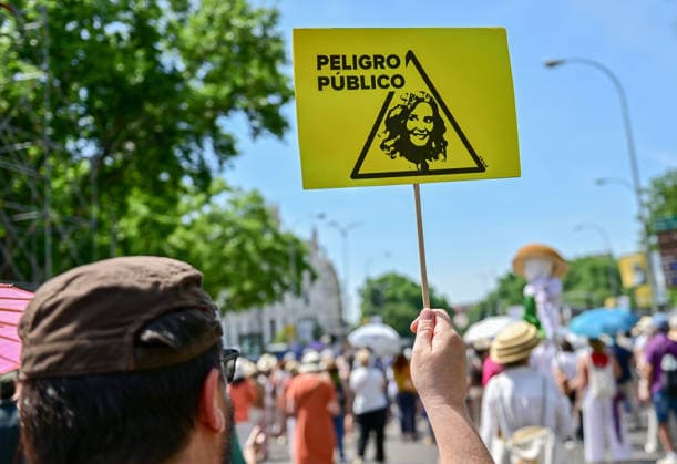 May 31, 2026, Madrid, Madrid, SPAIN: Thousands of citizens and medical professionals gather at Plaza de Cibeles during a major demonstration defending the public healthcare system in Madrid. Madrid SPAIN - ZUMAz108 20260531_znp_z108_037 Copyright: xRichardxZubelzux
