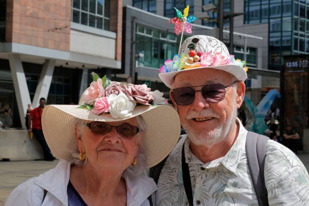 Hutfestival 30.05.2026, Chemnitz, Hutfestival, Das 9. HUTFESTIVAL das Festival der Straßenkunst, verwandelt vom 29. bis 31. Mai 2026 drei Tage lang die Gassen und Plätze in der Chemnitzer Innenstadt in eine große Freilichtbühne voller Live-Musik, Clownerie, Artistik, Jonglage, Feuershows, Walk-Acts, Kunst und Streetfood. Mit vielseitigen Straßenkünstlern und Acts aus vielen europäischen Nationen, darunter auch lokale Künstler, verspricht das Festival ein Spektakel voller Überraschungen, Staunen und Magie. An jeder Ecke entdeckt man Witziges, Unterhaltsames, Berührendes, Kunstvolles sowie Kulinarisches. Chemnitz Sachsen BRD *** Hutfestival 30 05 2026, Chemnitz, Hutfestival, The 9 HUTFESTIVAL the festival of street art, will tr