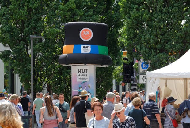 Hutfestival 30.05.2026, Chemnitz, Hutfestival, Das 9. HUTFESTIVAL das Festival der Straßenkunst, verwandelt vom 29. bis 31. Mai 2026 drei Tage lang die Gassen und Plätze in der Chemnitzer Innenstadt in eine große Freilichtbühne voller Live-Musik, Clownerie, Artistik, Jonglage, Feuershows, Walk-Acts, Kunst und Streetfood. Mit vielseitigen Straßenkünstlern und Acts aus vielen europäischen Nationen, darunter auch lokale Künstler, verspricht das Festival ein Spektakel voller Überraschungen, Staunen und Magie. An jeder Ecke entdeckt man Witziges, Unterhaltsames, Berührendes, Kunstvolles sowie Kulinarisches. Chemnitz Sachsen BRD *** Hutfestival 30 05 2026, Chemnitz, Hutfestival, The 9 HUTFESTIVAL the festival of street art, will tr