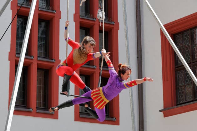 Hutfestival 30.05.2026, Chemnitz, Hutfestival, Das 9. HUTFESTIVAL das Festival der Straßenkunst, verwandelt vom 29. bis 31. Mai 2026 drei Tage lang die Gassen und Plätze in der Chemnitzer Innenstadt in eine große Freilichtbühne voller Live-Musik, Clownerie, Artistik, Jonglage, Feuershows, Walk-Acts, Kunst und Streetfood. Mit vielseitigen Straßenkünstlern und Acts aus vielen europäischen Nationen, darunter auch lokale Künstler, verspricht das Festival ein Spektakel voller Überraschungen, Staunen und Magie. An jeder Ecke entdeckt man Witziges, Unterhaltsames, Berührendes, Kunstvolles sowie Kulinarisches. Auftritt der Luftakrobateninnen Superheros Chemnitz Sachsen BRD *** Hutfestival 30 05 2026, Chemnitz, Hutfestival, The 9 HU