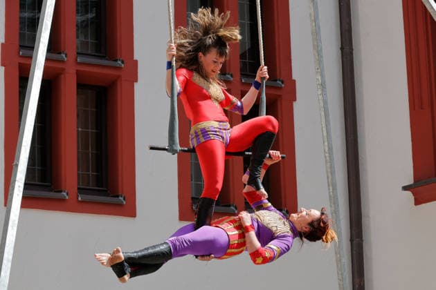 Hutfestival 30.05.2026, Chemnitz, Hutfestival, Das 9. HUTFESTIVAL das Festival der Straßenkunst, verwandelt vom 29. bis 31. Mai 2026 drei Tage lang die Gassen und Plätze in der Chemnitzer Innenstadt in eine große Freilichtbühne voller Live-Musik, Clownerie, Artistik, Jonglage, Feuershows, Walk-Acts, Kunst und Streetfood. Mit vielseitigen Straßenkünstlern und Acts aus vielen europäischen Nationen, darunter auch lokale Künstler, verspricht das Festival ein Spektakel voller Überraschungen, Staunen und Magie. An jeder Ecke entdeckt man Witziges, Unterhaltsames, Berührendes, Kunstvolles sowie Kulinarisches. Auftritt der Luftakrobateninnen Superheros Chemnitz Sachsen BRD *** Hutfestival 30 05 2026, Chemnitz, Hutfestival, The 9 HU