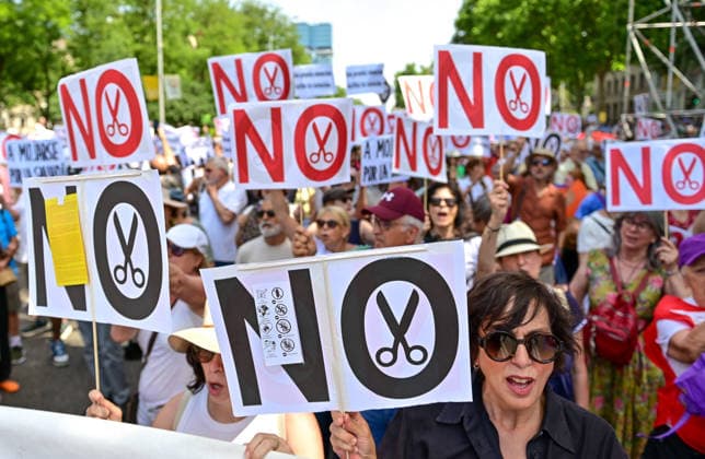 May 31, 2026, Madrid, Madrid, SPAIN: Thousands of citizens and medical professionals gather at Plaza de Cibeles during a major demonstration defending the public healthcare system in Madrid. Madrid SPAIN - ZUMAz108 20260531_znp_z108_043 Copyright: xRichardxZubelzux