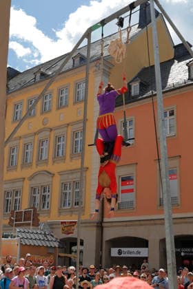 Hutfestival 30.05.2026, Chemnitz, Hutfestival, Das 9. HUTFESTIVAL das Festival der Straßenkunst, verwandelt vom 29. bis 31. Mai 2026 drei Tage lang die Gassen und Plätze in der Chemnitzer Innenstadt in eine große Freilichtbühne voller Live-Musik, Clownerie, Artistik, Jonglage, Feuershows, Walk-Acts, Kunst und Streetfood. Mit vielseitigen Straßenkünstlern und Acts aus vielen europäischen Nationen, darunter auch lokale Künstler, verspricht das Festival ein Spektakel voller Überraschungen, Staunen und Magie. An jeder Ecke entdeckt man Witziges, Unterhaltsames, Berührendes, Kunstvolles sowie Kulinarisches. Auftritt der Luftakrobateninnen Superheros Chemnitz Sachsen BRD *** Hutfestival 30 05 2026, Chemnitz, Hutfestival, The 9 HU