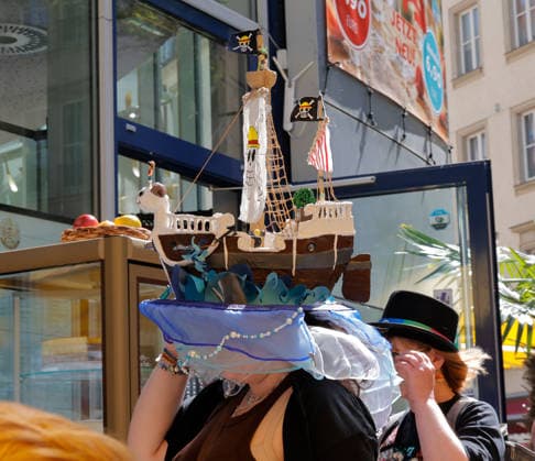 Hutfestival 30.05.2026, Chemnitz, Hutfestival, Das 9. HUTFESTIVAL das Festival der Straßenkunst, verwandelt vom 29. bis 31. Mai 2026 drei Tage lang die Gassen und Plätze in der Chemnitzer Innenstadt in eine große Freilichtbühne voller Live-Musik, Clownerie, Artistik, Jonglage, Feuershows, Walk-Acts, Kunst und Streetfood. Mit vielseitigen Straßenkünstlern und Acts aus vielen europäischen Nationen, darunter auch lokale Künstler, verspricht das Festival ein Spektakel voller Überraschungen, Staunen und Magie. An jeder Ecke entdeckt man Witziges, Unterhaltsames, Berührendes, Kunstvolles sowie Kulinarisches. Piratenschiff als Kopfputz Chemnitz Sachsen BRD *** Hutfestival 30 05 2026, Chemnitz, Hutfestival, The 9 HUTFESTIVAL the fest
