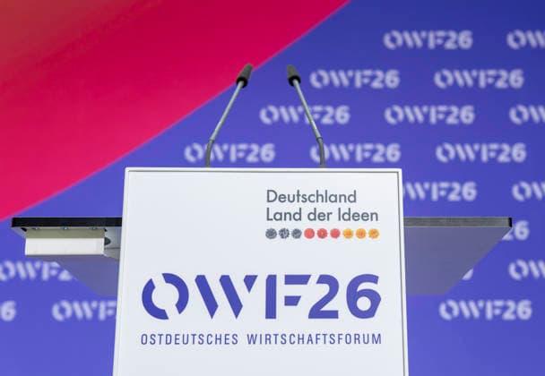 OWF26 EUR, Deutschland, Berlin, 31.05.2026: Warten auf Dietmar Woidke (SPD), Ministerpräsident des Landes Brandenburg Elisabeth Kaiser (SPD), Staatsministerin und Beauftragte der Bundesregierung für Ostdeutschland zur Konferenz des Ostdeutschen Wirtschaftsforum unter dem Leitgedanken Eine neue (Un)Ordnung, welche Rolle spielt Deutschland und Europa im globalen Systemwettbewerb? Ostdeutschland steht dabei im Mittelpunkt als Region. Die Transformation im Gespräch zwischen Politik, Wirtschaft und Gesellschaft *** OWF26 EUR, Germany, Berlin, 31 05 2026 Waiting for Dietmar Woidke SPD , Minister President of the State of Brandenburg Elisabeth Kaiser SPD , Minister of State and Federal Government Commissioner for Eastern Germany for th