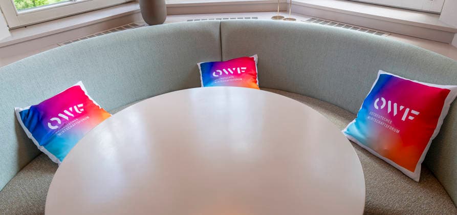 OWF26 EUR, Deutschland, Berlin, 31.05.2026: sGesprächsrunde - gemütliche Ecke für intensive Gespräche - zur Konferenz des Ostdeutschen Wirtschaftsforum unter dem Leitgedanken Eine neue (Un)Ordnung, welche Rolle spielt Deutschland und Europa im globalen Systemwettbewerb? Ostdeutschland steht dabei im Mittelpunkt als Region. Die Transformation im Gespräch zwischen Politik, Wirtschaft und Gesellschaft *** OWF26 EUR, Germany, Berlin, 31 05 2026 sDiscussion round cozy corner for intensive discussions at the conference of the East German Economic Forum under the guiding theme A new Un order, what role does Germany and Europe play in global system competition East Germany is the focus as a region The transformation in conversation betw