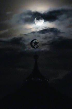May 31, 2026, Banda Aceh, Aceh, Indonesia: A full moon, known as a Blue Moon, was visible in the sky over Banda Aceh City, Aceh Province, Indonesia, on Sunday. A Blue Moon is the second full moon in a calendar month, astronomically estimated to occur every one to three years, and is expected to recur on December 31, 2028. Banda Aceh Indonesia - ZUMAi115 20260531_zip_i115_004 Copyright: xMuhammadxIqbalx