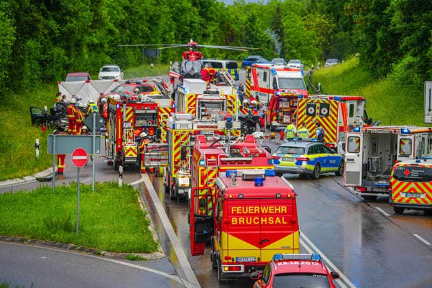 Zwei Tote nach schwerem Frontalcrash während Unwetter bei Bruchsal: Zwei Fahrzeuge stoßen während Starkregen auf Bundesstraße frontal zusammen - für zwei Personen kommt jede Hilfe zu spät, eine weitere Person wird schwer verletzt - Feuerwehr und Ret Bei einem schweren Verkehrsunfall auf der B35 zwischen Bruchsal und Heidelsheim kamen am Sonntagnachmittag zwei Menschen ums Leben. Ein weiterer Unfallbeteiligter erlitt schwere Verletzungen. Nach derzeitigem Ermittlungsstand war ein 65-jähriger Pkw-Fahrer gegen 13:50 Uhr auf der B35 von Bruchsal in Richtung Heidelsheim unterwegs. Auf Höhe des Ortsausgangs geriet sein Fahrzeug mutmaßlich infolge von Aquaplaning auf die Gegenfahrbahn und kollidierte dort frontal mit einem entgegenkommend Copyright: xHenryxMungenastx xEinsatzReport24x