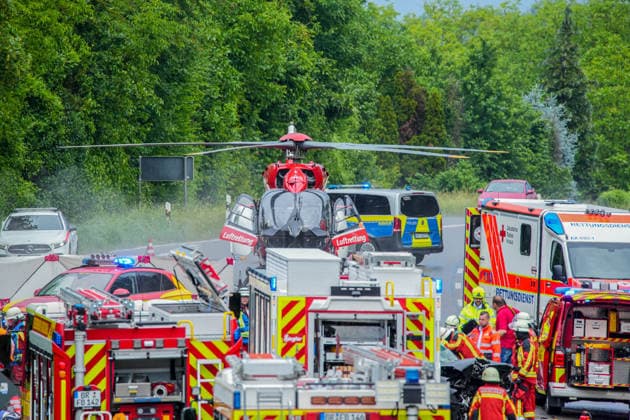 Zwei Tote nach schwerem Frontalcrash während Unwetter bei Bruchsal: Zwei Fahrzeuge stoßen während Starkregen auf Bundesstraße frontal zusammen - für zwei Personen kommt jede Hilfe zu spät, eine weitere Person wird schwer verletzt - Feuerwehr und Ret Bei einem schweren Verkehrsunfall auf der B35 zwischen Bruchsal und Heidelsheim kamen am Sonntagnachmittag zwei Menschen ums Leben. Ein weiterer Unfallbeteiligter erlitt schwere Verletzungen. Nach derzeitigem Ermittlungsstand war ein 65-jähriger Pkw-Fahrer gegen 13:50 Uhr auf der B35 von Bruchsal in Richtung Heidelsheim unterwegs. Auf Höhe des Ortsausgangs geriet sein Fahrzeug mutmaßlich infolge von Aquaplaning auf die Gegenfahrbahn und kollidierte dort frontal mit einem entgegenkommend Copyright: xHenryxMungenastx xEinsatzReport24x
