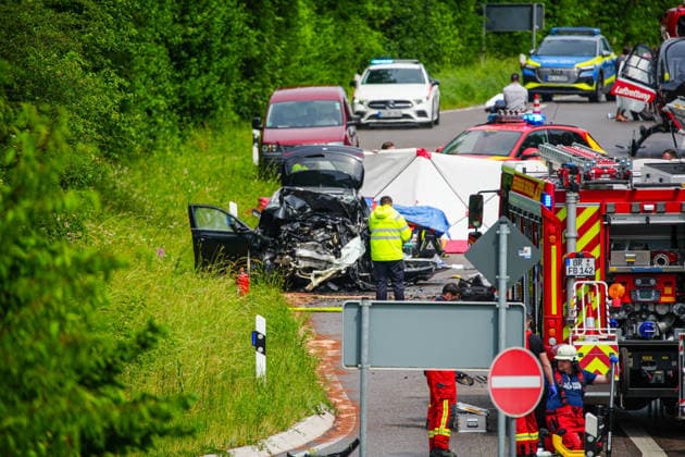 Zwei Tote nach schwerem Frontalcrash während Unwetter bei Bruchsal: Zwei Fahrzeuge stoßen während Starkregen auf Bundesstraße frontal zusammen - für zwei Personen kommt jede Hilfe zu spät, eine weitere Person wird schwer verletzt - Feuerwehr und Ret Bei einem schweren Verkehrsunfall auf der B35 zwischen Bruchsal und Heidelsheim kamen am Sonntagnachmittag zwei Menschen ums Leben. Ein weiterer Unfallbeteiligter erlitt schwere Verletzungen. Nach derzeitigem Ermittlungsstand war ein 65-jähriger Pkw-Fahrer gegen 13:50 Uhr auf der B35 von Bruchsal in Richtung Heidelsheim unterwegs. Auf Höhe des Ortsausgangs geriet sein Fahrzeug mutmaßlich infolge von Aquaplaning auf die Gegenfahrbahn und kollidierte dort frontal mit einem entgegenkommend Copyright: xHenryxMungenastx xEinsatzReport24x
