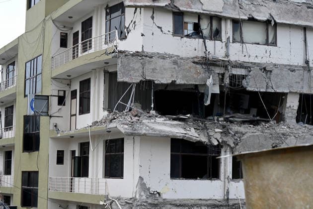 NEW DELHI, INDIA - MAY 31: NDRF team conducts rescue operations at the site of a five-storey building collapse on Westend Marg in Saidulajab, South Delhi, on May 31, 2026 in New Delhi, India. A rescue operation was conducted overnight to pull survivors out of the debris as authorities continue search efforts in the hope of pulling out more people. This is a multi-agency rescue operation, including teams from the National Disaster Response Force (NDRF), Delhi Fire Services (DFS), Delhi Police, Delhi Disaster Management Authority (DDMA), Municipal Corporation of Delhi (MCD), Civil Defence and CATS Ambulance Service. Heavy machinery, hydraulic cutters, victim-location cameras and sniffer dogs were used by the rescue operation teams to maximise