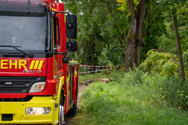 Sturmböen nach Gewitterfront: Feuerwehr verhindert Baumsturz auf Wohnhaus in Ingelheim-Heidesheim Am Sonntag, dem 31.05.2026, sorgte eine markante Gewitterfront in Rheinhessen für zahlreiche Einsätze von Feuerwehr und Rettungsdienst. Im Ingelheimer Stadtteil Heidesheim drohte in der Oberdorfstraße ein durch starken Schädlingsbefall geschädigter Baum auf ein Wohngebäude zu stürzen. Nachdem bereits größere Äste herabgestürzt waren, alarmierte die Feuerwehr zusätzliche Einsatzkräfte sowie Kettensägenführer. Über eine Drehleiter wurden Teile der Baumkrone entfernt, um die Standfestigkeit des Baumes wiederherzustellen und eine Gefährdung angrenzender Wohnhäuser zu verhindern. Die Maßnahmen standen im Zusammenhang mit den stü