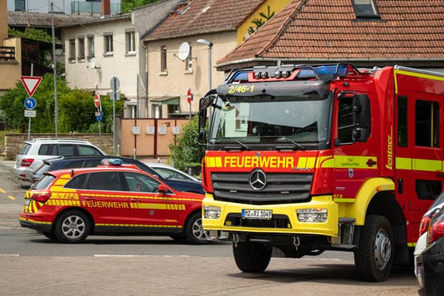 Sturmböen nach Gewitterfront: Feuerwehr verhindert Baumsturz auf Wohnhaus in Ingelheim-Heidesheim Am Sonntag, dem 31.05.2026, sorgte eine markante Gewitterfront in Rheinhessen für zahlreiche Einsätze von Feuerwehr und Rettungsdienst. Im Ingelheimer Stadtteil Heidesheim drohte in der Oberdorfstraße ein durch starken Schädlingsbefall geschädigter Baum auf ein Wohngebäude zu stürzen. Nachdem bereits größere Äste herabgestürzt waren, alarmierte die Feuerwehr zusätzliche Einsatzkräfte sowie Kettensägenführer. Über eine Drehleiter wurden Teile der Baumkrone entfernt, um die Standfestigkeit des Baumes wiederherzustellen und eine Gefährdung angrenzender Wohnhäuser zu verhindern. Die Maßnahmen standen im Zusammenhang mit den stü
