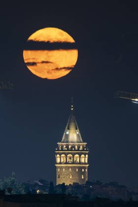 Blue Moon in Istanbul ISTANBUL, TURKIYE - MAY 31: Blue Moon rises over Galata Tower in Istanbul, Turkiye on May 31, 2026. Isa Terli Anadolu Istanbul Turkey. Editorial use only. Please get in touch for any other usage.  Copyright: x2026xAnadoluxIsaxTerlix
