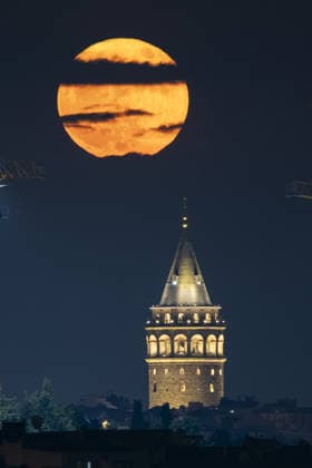Blue Moon in Istanbul ISTANBUL, TURKIYE - MAY 31: Blue Moon rises over Galata Tower in Istanbul, Turkiye on May 31, 2026. Isa Terli Anadolu Istanbul Turkey. Editorial use only. Please get in touch for any other usage.  Copyright: x2026xAnadoluxIsaxTerlix