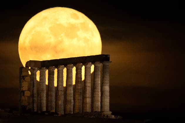 Blue Moon in Athens ATHENS, GREECE - MAY 31: The full moon, known as the Blue Moon, rises over the Temple of Poseidon on Cape Sounion near Athens, Greece, on May 31, 2026. Costas Baltas Anadolu Athens Greece. Editorial use only. Please get in touch for any other usage.  Copyright: x2026xAnadoluxCostasxBaltasx