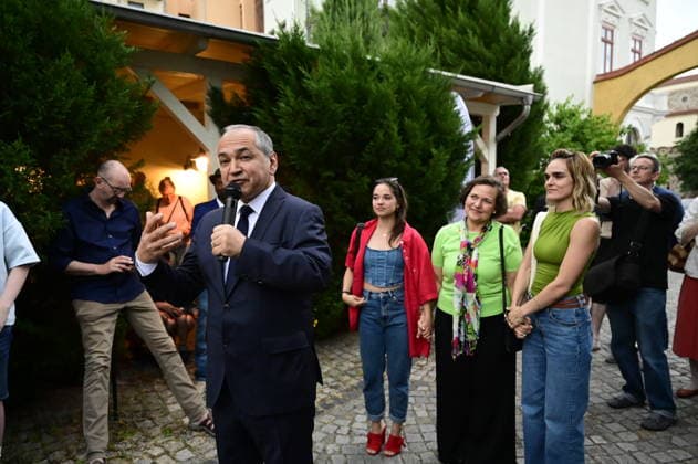 Octavian Ursu mit Ehefrau Desiree Ursu und den Töchtern Diandra und Silvana bei der Wahlparty des Amtsinhabers und Oberbürgermeisterkandidaten Octavian Ursu im Ristorante Da Vinci. Görlitz, 31.05.2026. Octavian Ursu bleibt Oberbürgermeister von Görlitz. Er gewann heute in der zweiten Wahlrunde mit 55,8 Prozent. AfD-Konkurrent Sebastian Wippel kam auf 44,2 Prozent. Damit ist Ursu für weitere sieben Jahre gewählt. Der CDU-Kandidat trat mit Unterstützung der Bündnis- Grünen, Motor für Görlitz Bürger für Görlitz an. *** Octavian Ursu with his wife Desiree Ursu and their daughters Diandra and Silvana at the election party of the incumbent and mayoral candidate Octavian Ursu in the Ristorante Da Vinci Copyright: xMatthiasxWehnertx
