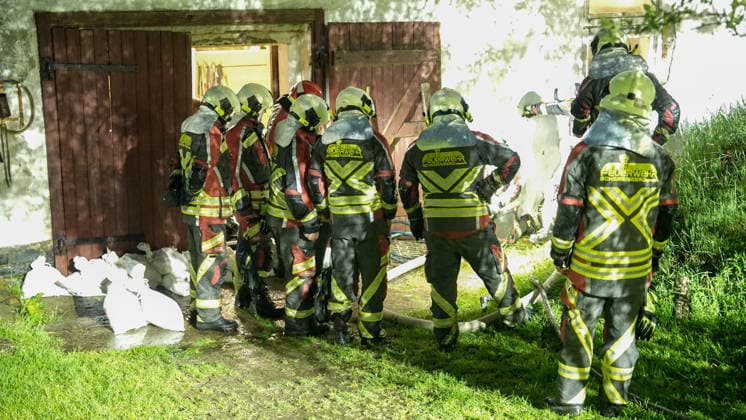 Spektakulär war der Aufzug der Unwetterfront gegen 21 Uhr über dem Vogtland. Eine bedrohliche Böenfront zog auf. Nach ihr folgten Starkregen. Innerhalb kurzer Zeit fielen bis zu 40 Liter auf dem Quadratmeter. Betroffen war die Gegend um Treuen. Auf Grund der Niederschläge und vorausgegangenen Niederschlägen am Vormittag waren die Böden gesättigt. Der Starkregen konnte von den Feldern nicht mehr aufgenommen werden. Die Folge waren heftige Überflutungen. Teiche waren randvoll und liefen über. Das Wasser überflutete Straßen und Grundstücke. In Netzschkau wurde die Plauener Straße überflutet. Die Feuerwehr konnte die Straße vorerst nur Sperren, da die Wassermassen zu viel waren. In Treuen kämpften Anwohner gegen die Wassermassen
