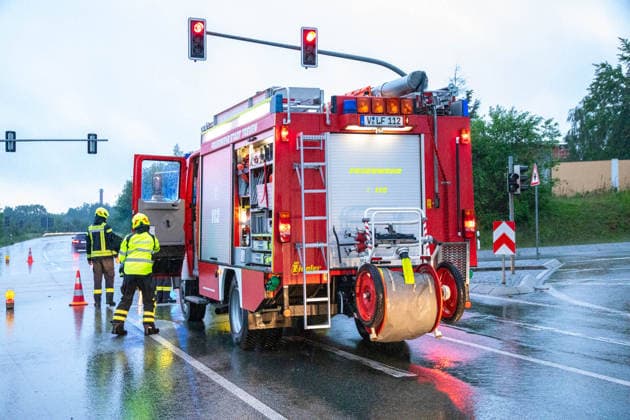 260531UnwetterTreuen News ID: EN 2026-05-31-3 Schwere Gewitter im Vogtlandkreis sorgen für zahlreiche Feuerwehreinsätze Jede Menge Regen, vollgelaufene Keller und ein arbeitsreicher Sonntag für die Feuerwehr Treuen Treuen. Schwere Unwetter haben am Sonntagabend vor allem den Vogtlandkreis heimgesucht. Stark betroffen war unter anderem die Region Treuen und dessen Ortsteil Hartmannsgrün. Wegen Schlamm auf der Straße musste die S299 am Sonntagabend für den Verkehr gesperrt werden. Über 50 Liter Regen in kurzer Zeit sorgte dafür, dass das Wasser von den Feldern nicht einsickern konnte und auf die Straße floss. An der Kreuzung S299 Ecke Perlaser Straße kam die Feuerwehr Treuen zum Einsatz, um den verstopften Ablauf zu reinigen. H