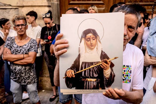 Solemn procession in honour of St Rita of Cascia to Palermo PALERMO, ITALY - MAY 31: Solemn procession with the statue of Saint Rita of Cascia, the venerated Saint of impossible miracles in the Capo district on May 31, 2026 in Palermo, Italy. The cult of the Saint spread in Palermo in 1922, the year in which the first festival in her honour was organised, and she is venerated within the 14th-century church and convent of Saint Augustine, in the Capo district. Palermo Sicily Italy Copyright: xStefanoxMontesix