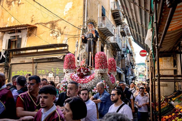 Solemn procession in honour of St Rita of Cascia to Palermo PALERMO, ITALY - MAY 31: Solemn procession with the statue of Saint Rita of Cascia, the venerated Saint of impossible miracles in the Capo district on May 31, 2026 in Palermo, Italy. The cult of the Saint spread in Palermo in 1922, the year in which the first festival in her honour was organised, and she is venerated within the 14th-century church and convent of Saint Augustine, in the Capo district. Palermo Sicily Italy Copyright: xStefanoxMontesix