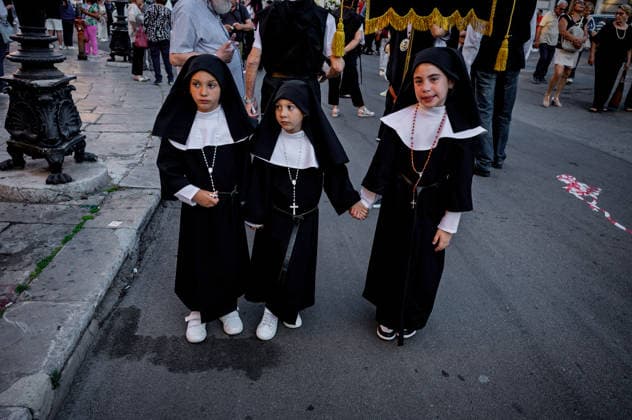 Solemn procession in honour of St Rita of Cascia to Palermo PALERMO, ITALY - MAY 31: Little girls wear St Rita™s little dress as a sign of devotion during the solemn procession the statue of Saint Rita of Cascia at Capo, the venerated Saint of impossible miracles in the Capo district on May 31, 2026 in Palermo, Italy. The cult of the Saint spread in Palermo in 1922, the year in which the first festival in her honour was organised, and she is venerated within the 14th-century church and convent of Saint Augustine, in the Capo district. Palermo Sicily Italy Copyright: xStefanoxMontesix