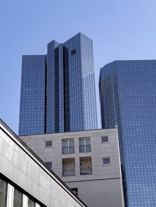 Die Deutsche Bank hinter einem Wohnhaus in Frankfurt am Main Deutsche Bank behind a residential building in Frankfurt am Main Copyright: imageBROKER IngridxRuch ibliqx17839431.jpg