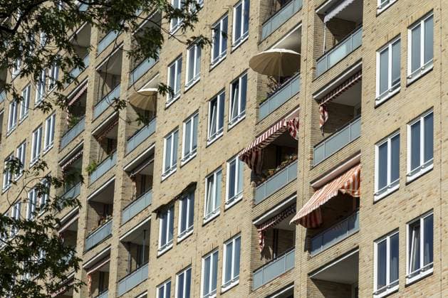 Detailansicht, Fassade, Balkone im Sommer, Grindelhochhäuser, denkmalgeschütztes Ensemble von zwölf Hochhäusern im Bezirk Eimsbüttel, Hamburg, Deutschland Detailed view, façade, balconies in summer, Grindel skyscrapers, heritage-protected ensemble of twelve skyscrapers in the Eimsbüttel district, Hamburg, Germany Copyright: imageBROKER ChristopherxTamcke ibxcrt17868569.jpg