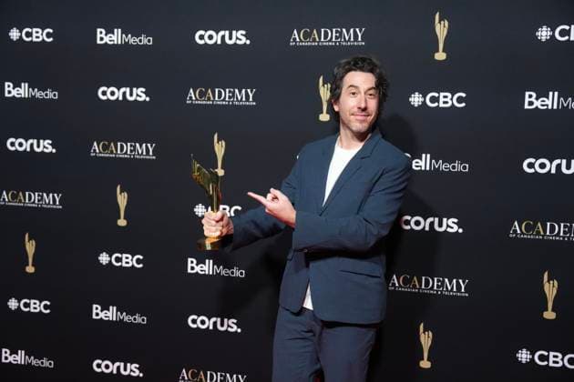 May 31, 2026, Toronto, On, CAN: Jay McCarroll holds the trophy for Performance in a Leading Role, Comedy, for the film Nirvana the Band the Show the Movie at The Canadian Screen Awards in Toronto on Sunday, May 31, 2026. Toronto CAN  - ZUMAc35_ 20260531_zaf_c35_074 Copyright: xChrisxYoungx