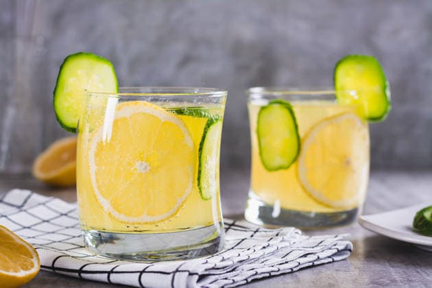 Erfrischende Limonade mit Zitrone, Gurke und Eis in Gläsern auf dem Tisch Refreshing lemonade with lemon, cucumber and ice in glasses on the table (License=RF) Copyright: xZoonar.com ElenaxRuix 25137524