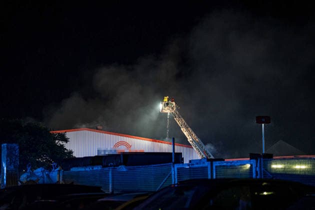 Werkshalle in Vollbrand Sachschaden bis zu einer Million Euro Am 31.05.2026 brannte auf dem Gelände eines Recyclingunternehmens in der Philipp-Reis-Straße in Maintal-Dörnigheim eine Werkshalle nieder. Kurz nach 22:00 Uhr gingen mehrere Notrufe ein; Feuerwehr und Polizei rückten gemeinsam aus. Die Halle geriet aus noch ungeklärter Ursache in Vollbrand und wurde vollständig zerstört. Drei Mitarbeiter befanden sich zum Zeitpunkt des Ausbruchs auf dem Gelände; nach bisherigen Erkenntnissen wurde niemand verletzt. Der Sachschaden wird auf mindestens 500.000 Euro beziffert, möglicherweise auch im Millionenbereich. Maintal Dörnigheim Hessen Deutschland *** Factory building on fire Property damage of up to one million euros On 31 May