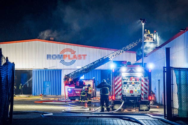 Werkshalle in Vollbrand Sachschaden bis zu einer Million Euro Am 31.05.2026 brannte auf dem Gelände eines Recyclingunternehmens in der Philipp-Reis-Straße in Maintal-Dörnigheim eine Werkshalle nieder. Kurz nach 22:00 Uhr gingen mehrere Notrufe ein; Feuerwehr und Polizei rückten gemeinsam aus. Die Halle geriet aus noch ungeklärter Ursache in Vollbrand und wurde vollständig zerstört. Drei Mitarbeiter befanden sich zum Zeitpunkt des Ausbruchs auf dem Gelände; nach bisherigen Erkenntnissen wurde niemand verletzt. Der Sachschaden wird auf mindestens 500.000 Euro beziffert, möglicherweise auch im Millionenbereich. Maintal Dörnigheim Hessen Deutschland *** Factory building on fire Property damage of up to one million euros On 31 May