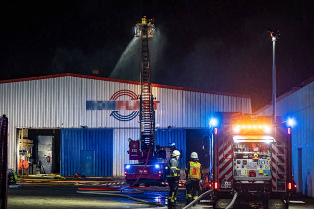 Werkshalle in Vollbrand Sachschaden bis zu einer Million Euro Am 31.05.2026 brannte auf dem Gelände eines Recyclingunternehmens in der Philipp-Reis-Straße in Maintal-Dörnigheim eine Werkshalle nieder. Kurz nach 22:00 Uhr gingen mehrere Notrufe ein; Feuerwehr und Polizei rückten gemeinsam aus. Die Halle geriet aus noch ungeklärter Ursache in Vollbrand und wurde vollständig zerstört. Drei Mitarbeiter befanden sich zum Zeitpunkt des Ausbruchs auf dem Gelände; nach bisherigen Erkenntnissen wurde niemand verletzt. Der Sachschaden wird auf mindestens 500.000 Euro beziffert, möglicherweise auch im Millionenbereich. Maintal Dörnigheim Hessen Deutschland *** Factory building on fire Property damage of up to one million euros On 31 May