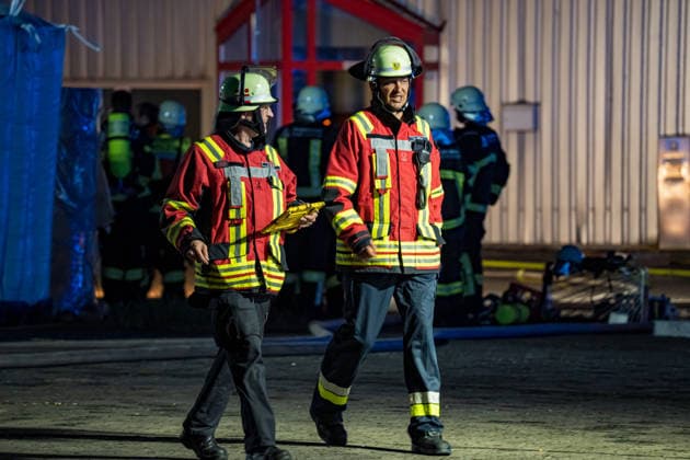 Werkshalle in Vollbrand Sachschaden bis zu einer Million Euro Am 31.05.2026 brannte auf dem Gelände eines Recyclingunternehmens in der Philipp-Reis-Straße in Maintal-Dörnigheim eine Werkshalle nieder. Kurz nach 22:00 Uhr gingen mehrere Notrufe ein; Feuerwehr und Polizei rückten gemeinsam aus. Die Halle geriet aus noch ungeklärter Ursache in Vollbrand und wurde vollständig zerstört. Drei Mitarbeiter befanden sich zum Zeitpunkt des Ausbruchs auf dem Gelände; nach bisherigen Erkenntnissen wurde niemand verletzt. Der Sachschaden wird auf mindestens 500.000 Euro beziffert, möglicherweise auch im Millionenbereich. Maintal Dörnigheim Hessen Deutschland *** Factory building on fire Property damage of up to one million euros On 31 May