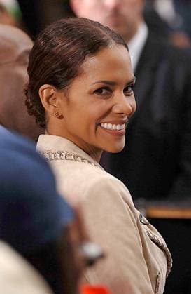 NBC TODAY SHOW AR May 26, 2006 - K48102AR.CELEBRITIES AT NBC TODAY SHOWIN ROCKEFELLER CENTER, NEW YORK CITY.05-26-2006. ANDREA RENAULT- 2006...HALLE BERRY Copyright: xAndreaxRenaultx